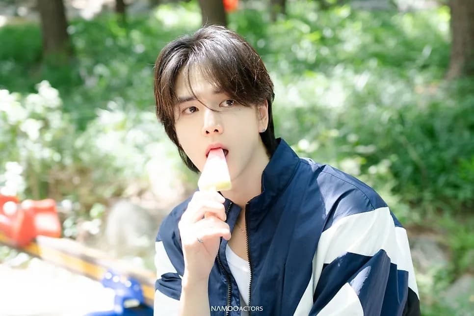 Younghoon 사진 8장 중 1번째
